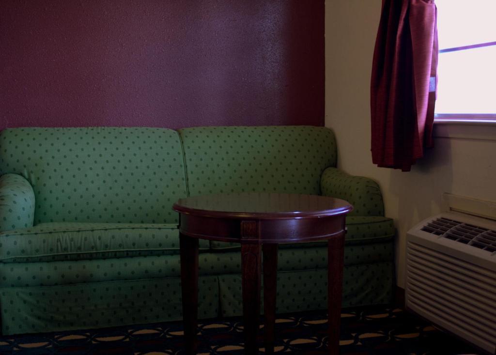 Somerville Inn And Suites Стая снимка