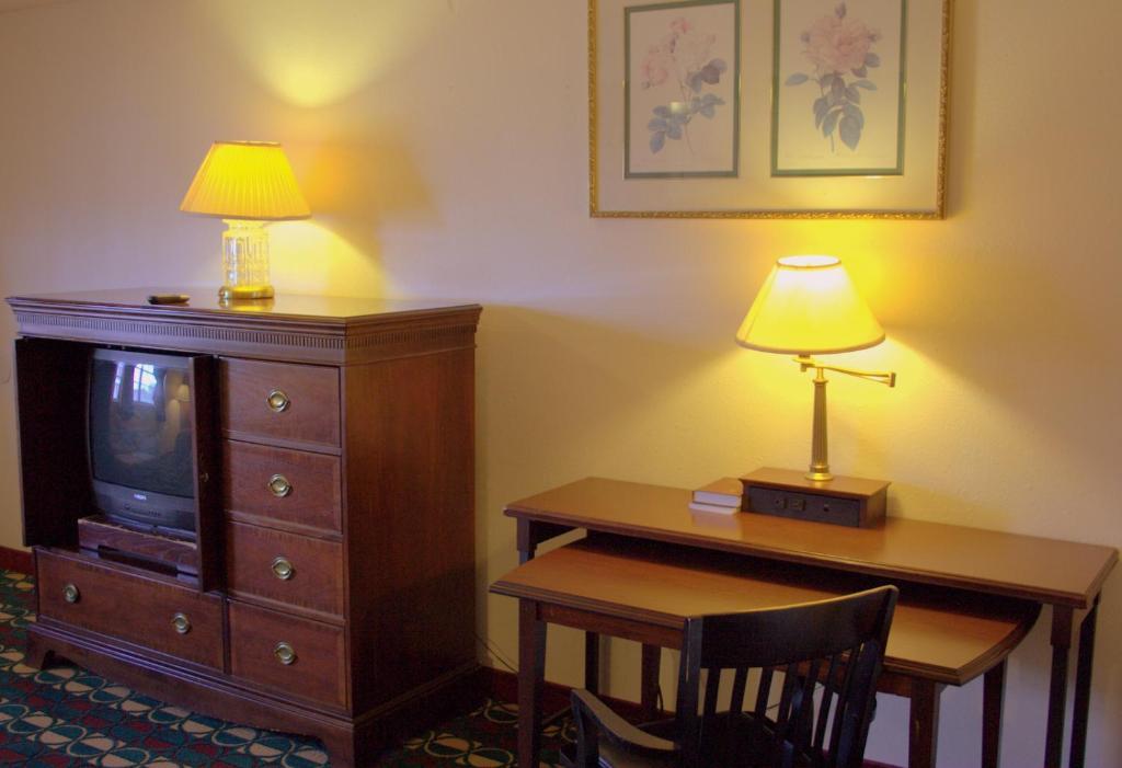 Somerville Inn And Suites Стая снимка
