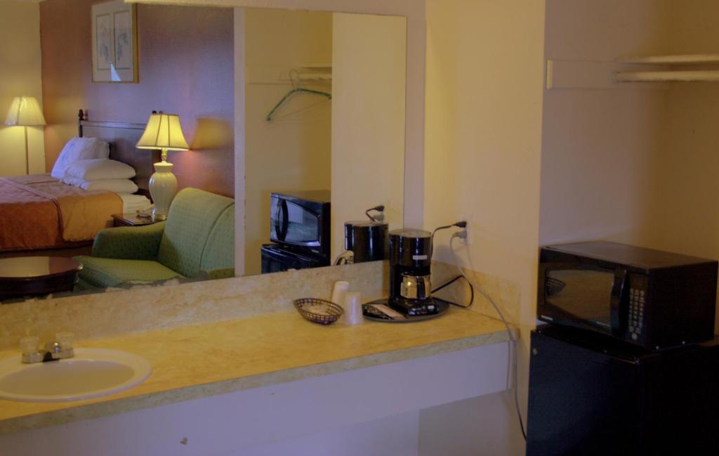 Somerville Inn And Suites Стая снимка